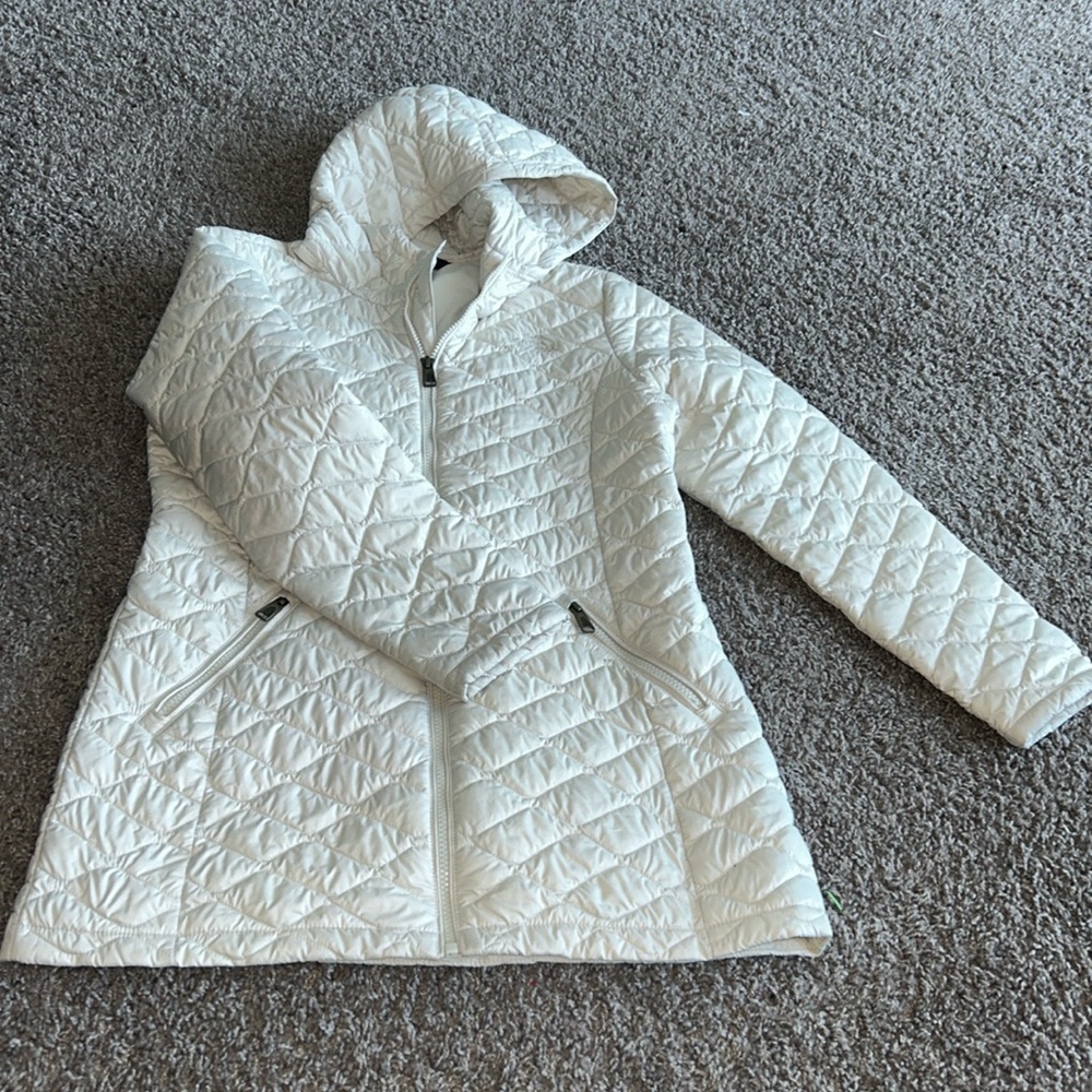 Thermoball Girls The NorthFace midi hooded jacket.